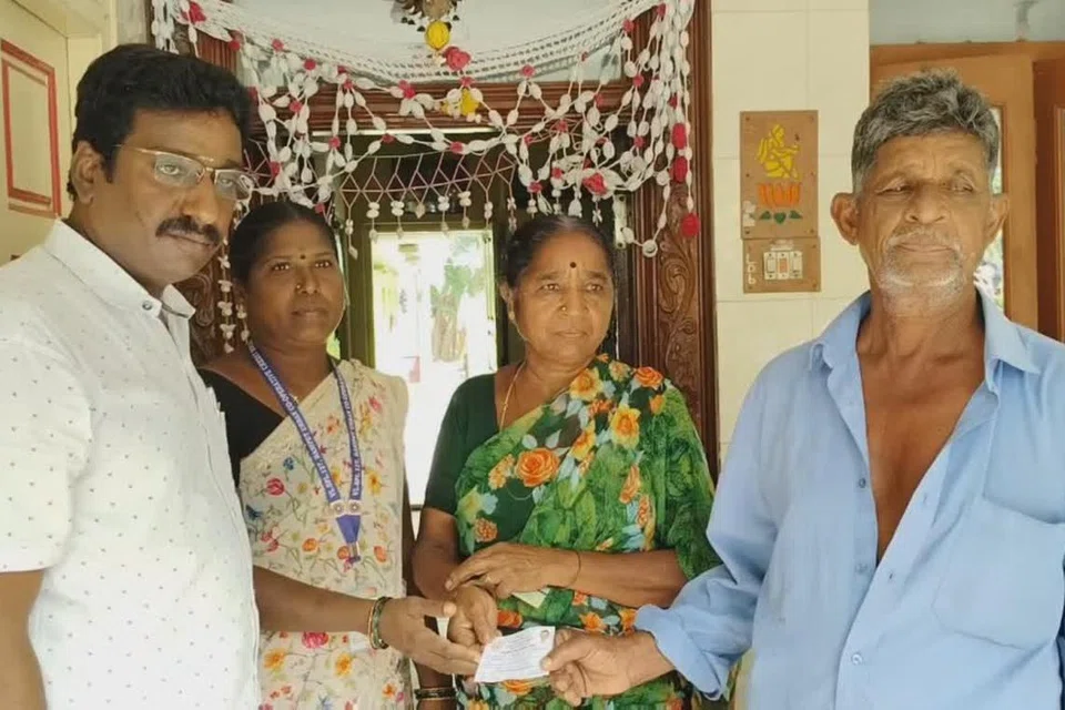 தமிழகம் முழுவதும் நியாயவிலைக் கடை ஊழியா்கள் வீடு வீடாகச் சென்று, குடும்ப அட்டைதாரா்களிடம் டோக்கன் விநியோகம் செய்து வருகிறார்கள்.