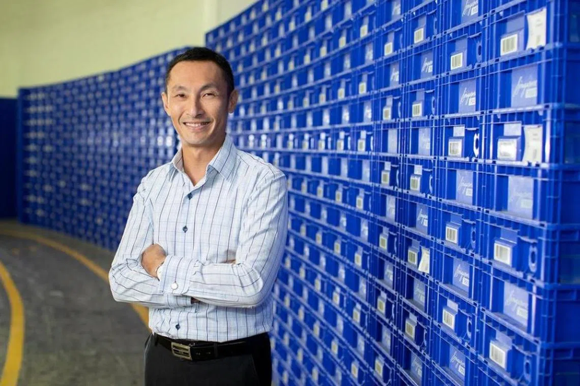 பணிநீக்கம் செய்யப்பட்ட சிங்போஸ்ட் தலைமை நிர்வாகிக்குப் பாதிச் சம்பளம்