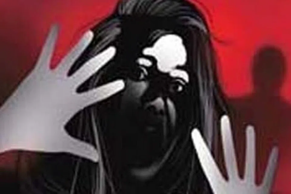 சிறுவனின் தாய் மகளின் கழுத்தை நெரித்து கொலை செய்துள்ளார்.