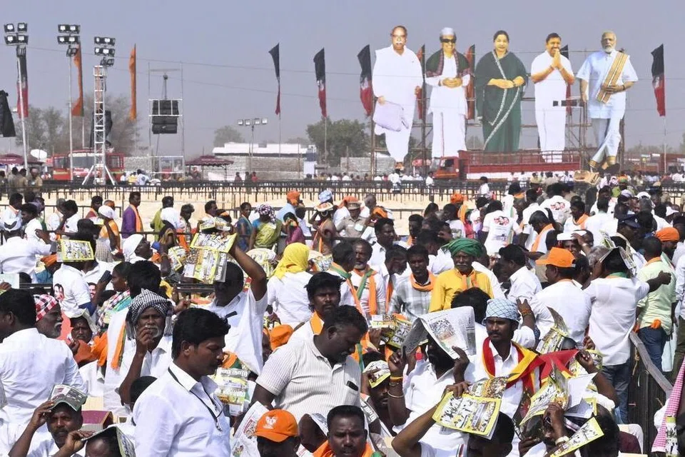 குளிரூட்டி வசதியுள்ள வாகனங்களில் வலம்வரும் தலைவர்களே வெயிலுக்குத் தாக்குப்பிடிக்க முடியாமல் தடுமாறும் நிலையில், தொண்டர்கள் படும்பாடு இன்னும் அதிகமாக உள்ளது.