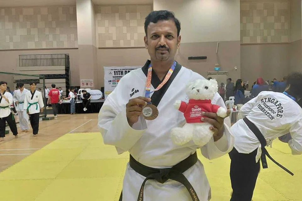 ‘U40 பூம்சே டான் (முதல் டானுக்கு மேற்பட்ட)’ பிரிவில் நான்காம் ‘டான்’ நிலையில் கறுப்புப் பட்டை வைத்திருக்கும் 
தற்காப்புக் கலைஞர் யுவராஜ் லோகநாதன், 39, வெண்கலம் வென்றார்.