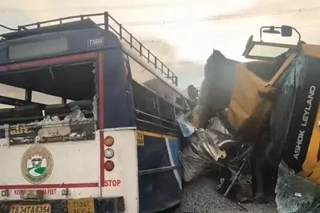 லாரி, பேருந்து நேருக்கு நேர் மோதிய கோர விபத்தில் 24 பேர் உயிரிழப்பு