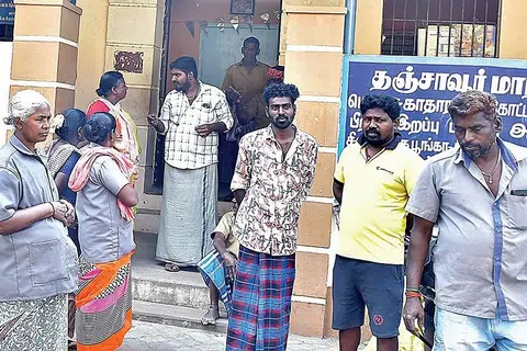 காலை உணவு தரமாக இல்லை என்று உணவைத் திருப்பிக் கொடுத்த தஞ்சாவூர் தூய்மைப் பணியாளர்கள்.