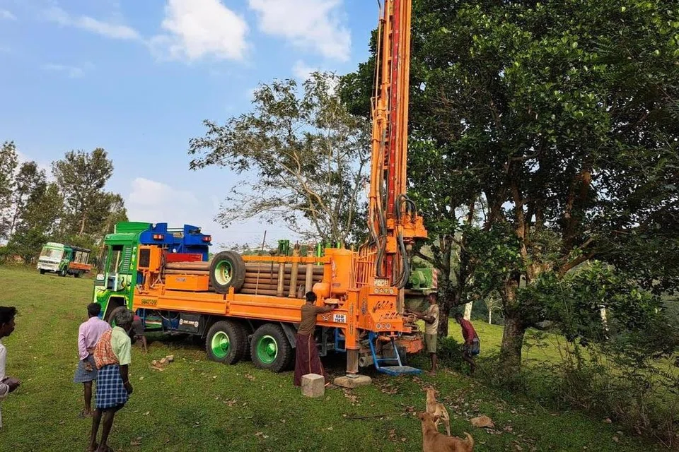 சிறுமியை மீட்கப் போராடும் மீட்புக் குழுவினர்.
