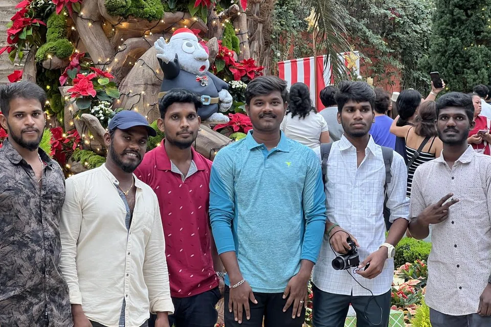 கரையோரப் பூந்தோட்டத்தில் கிறிஸ்துமஸ் தினத்தைக் கொண்டாடிய வெளிநாட்டு ஊழியர்கள்.