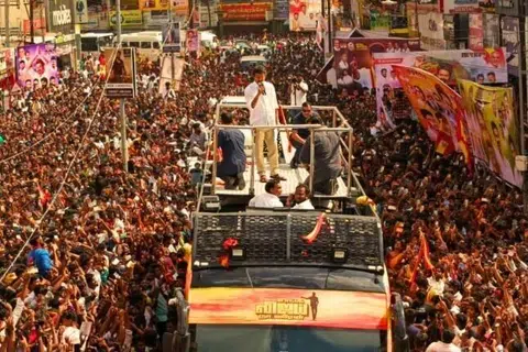 விஜய்யைப் பார்க்கத் திரளும் பெருங்கூட்டம் வாக்குகளாக மாறினால் திராவிடக் கட்சிகளுக்கு சிக்கல் ஏற்படும் என்பது கணிப்பு.