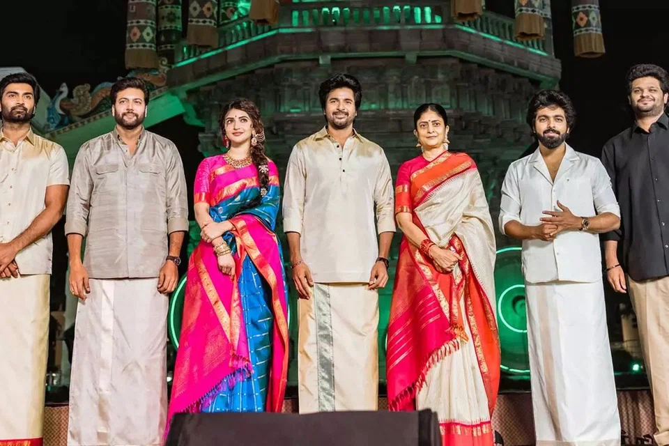 வள்ளுவர் கோட்டத்தில் நடைபெற்ற ‘பராசக்தி’ படத்தின் அறிமுக விழாவில், படத்தில் நடித்த கலைஞர்கள் கலந்துகொண்டனர்.