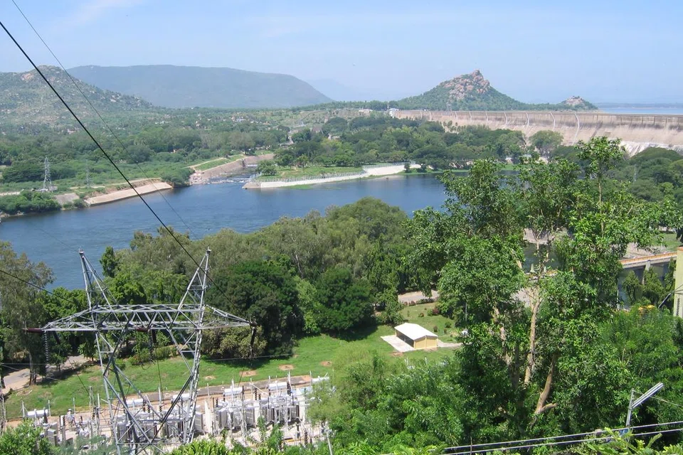 தற்போது கர்நாடகாவில் பல்வேறு பகுதிகளில் கனமழை பெய்து வருகிறது. இதனால் மேட்டூர் அணைக்கு வரும் நீரின் அளவு அதிகரித்துள்ளது.