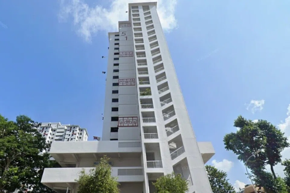 புளோக் 51, சின் சுவீ ரோட்டில் இருந்து அதிகாலை 3.10 மணியளவில் உதவிகேட்டு தங்களுக்கு அழைப்பு வந்ததாகக் காவல்துறை கூறியது.