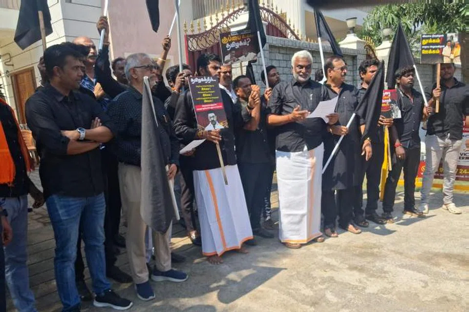 தமிழகத்துக்கு அண்டை மாநிலங்களுடன் தீர்க்கப்படாத நீண்ட கால பிரச்சினைகள் இருப்பதாக போராட்டத்தின்போது குறிப்பிட்டார் அண்ணாமலை.