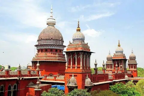 ரூ.8,000 ரொக்கச் சீட்டுகளை விநியோகித்ததாக திமுகவினர் மீது கடந்த வாரம் அதிமுகவினரும் பாஜகவினரும் சென்னை உயர் நீதிமன்றத்தில் புகார் கொடுத்திருந்தனர்.