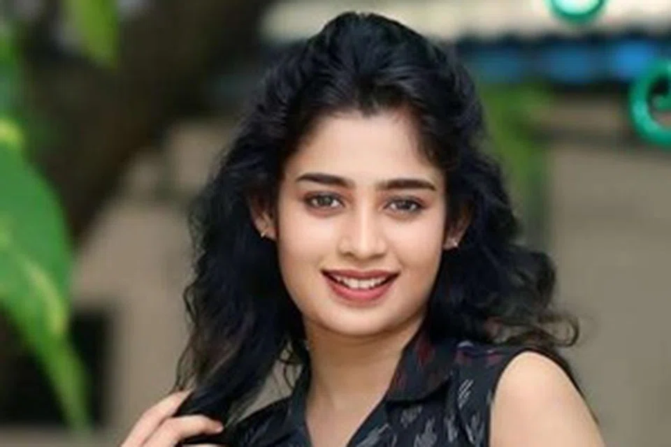 ஜனனி குணசீலன்.