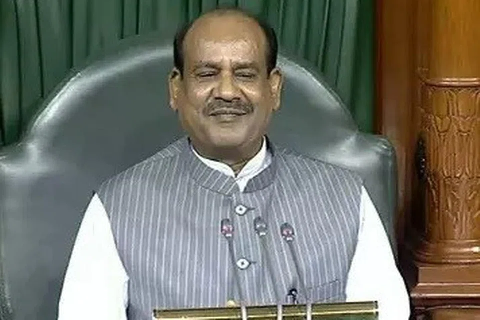 மத்திய அரசுக்கு எதிரான எதிர்க்கட்சிகளின் நம்பிக்கையில்லாத் தீர்மானம் ஏற்கப்படுவதாக நாடாளுமன்ற நாயகர் ஓம் பிர்லா அறிவித்துள்ளார்.