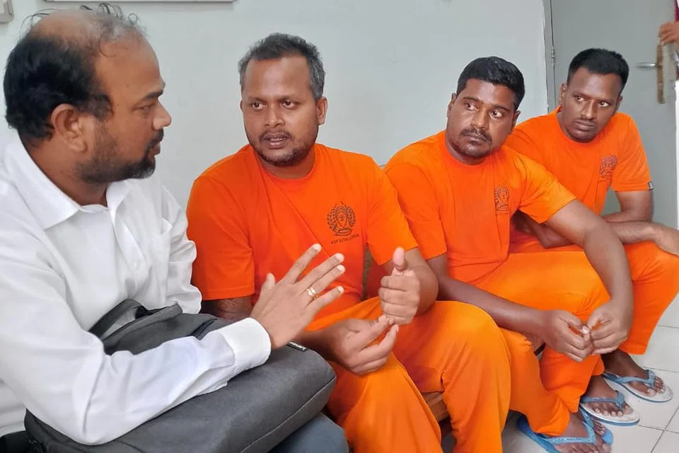போதைப்பொருள் கடத்தியதாக குற்றஞ்சாட்டப்பட்டுள்ள இந்திய நாட்டவர்கள் (வலமிருந்து) ராஜு முத்துக்குமரன், செல்வதுரை தினகரன், கோவிந்தசாமி விமல்கந்தன். (இடக்கோடியில்) இந்திய வழக்கறிஞர் ஜான்பால்.