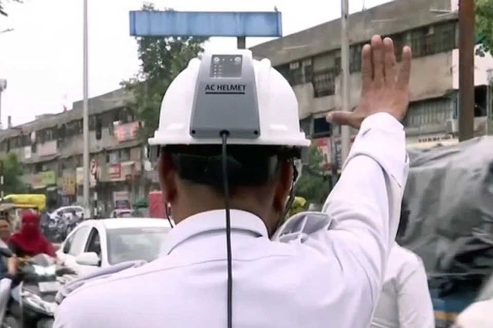 காவலர் அணிந்துள்ள குளிரூட்டியுடன் கூடிய தலைக்கவசம்.