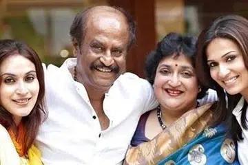 மனைவி, மகள்களுடன் ரஜினி.