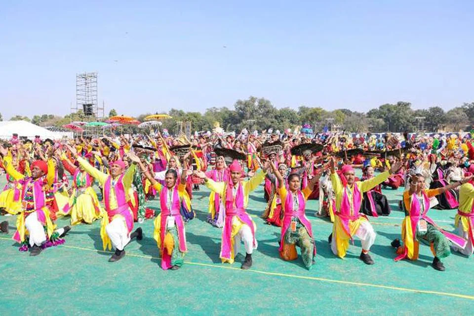 குடியரசு தின அணிவகுப்பின் ‘ஜயதி ஜெய் மம பாரதம்’ (JJMB) அங்கத்தில் 5,000க்கும் மேற்பட்ட கிராமிய, பழங்குடிக் கலைஞர்கள் படைப்புகளை வழங்கினர்.