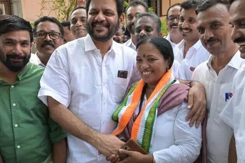 மனைவி கேஏ துளசியின் வெற்றியைக் கொண்டாடிய வி.கே. ஸ்ரீகாந்தன்.