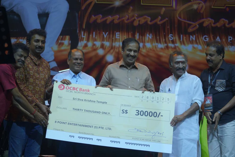 இசை நிகழ்ச்சி மூலம் திரட்டப்பட்ட நிதியிலிருந்து 30,000 வெள்ளியை ‘8 பாய்ன்ட் என்டர்டெயின்மென்ட்’ நிறுவனம் ஸ்ரீ சிவ-கிருஷ்ண ஆலயத்திற்கு நன்கொடையாக வழங்கியது.