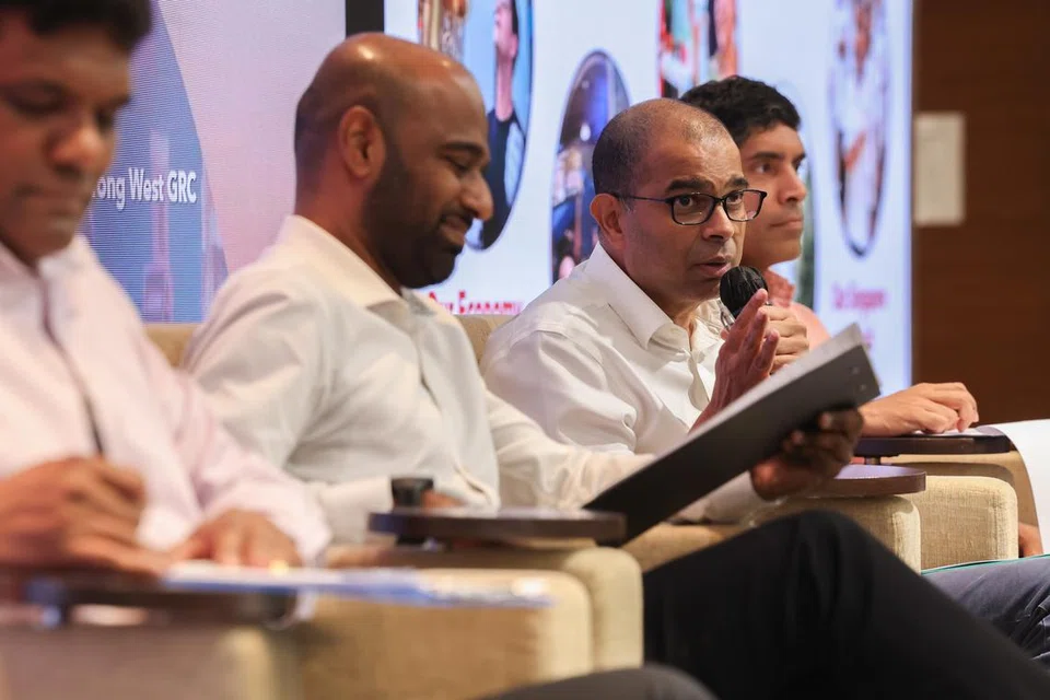 கலந்துரையாடல் நிகழ்ச்சியில் பங்கேற்பாளர்களின் கேள்விகளுக்கு பதிலளிக்கும் நீடித்த நிலைத்தன்மை, சுற்றுப்புற மற்றும் கல்வி மூத்த துணை அமைச்சர் ஜனில் புதுச்சேரி.