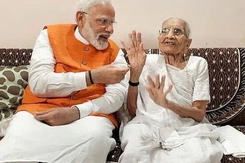 பிரதமர் மோடியும் அவரது தாய் ஹீராபென்னும் பேசிக்கொள்ளும் படம்.
