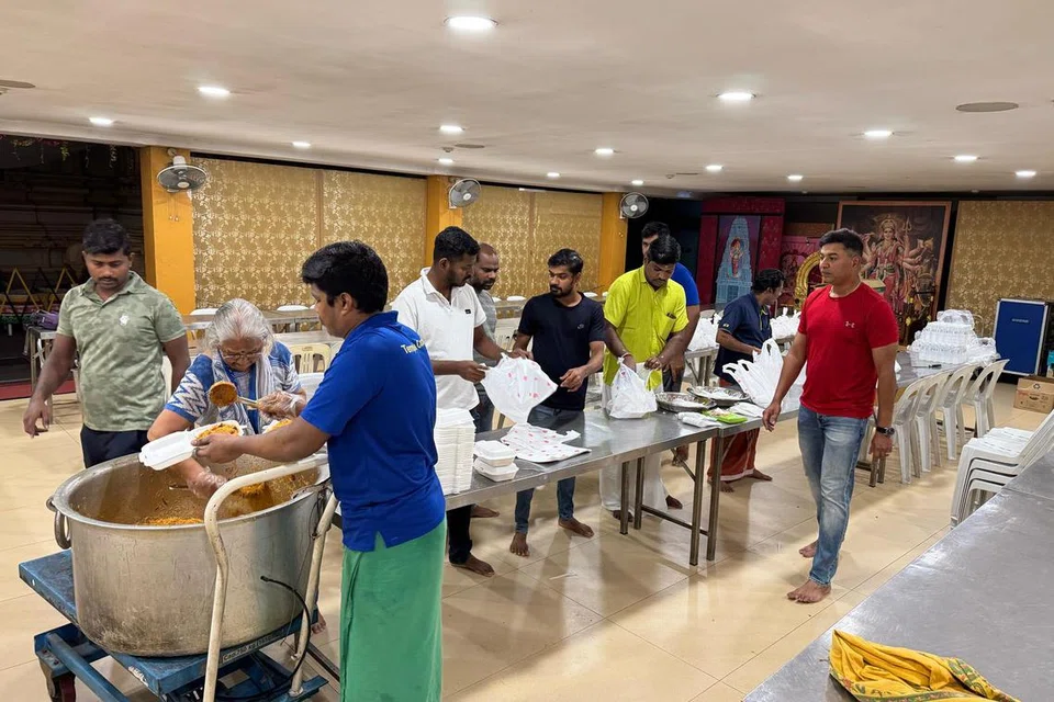 ஆலயத்தில் புதன்கிழமை (ஜூன் 30) அதிகாலை குழுமிய ஊழியர்களும் தொண்டூழியர்களும் 300 பேருக்கான உணவுப் பொட்டலங்களைத் தயார் செய்தனர்.