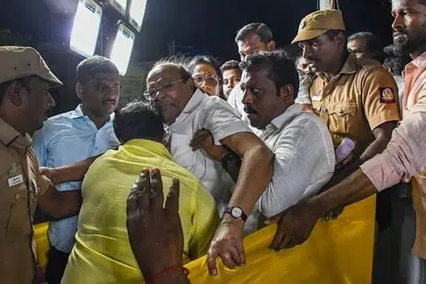 பாமக நிறுவனர் ராமதாசுக்கு மருத்துவமனையில் தீவிர சிகிச்சை அளிக்கப்பட்டு வருகிறது.