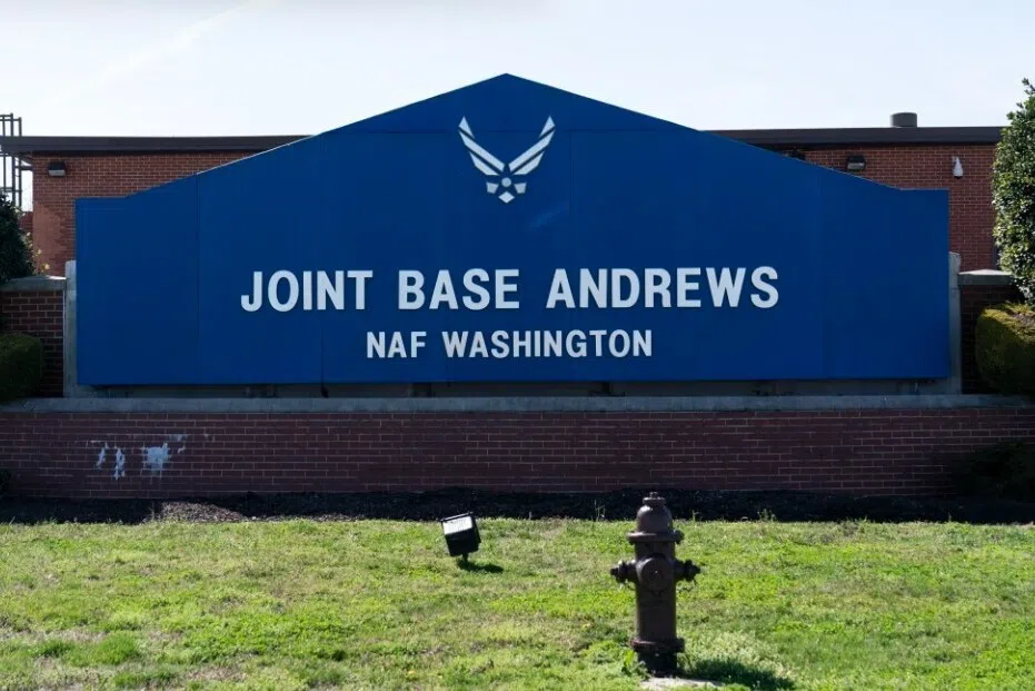 அமெரிக்க ராணுவ முகாமில் மர்மப் பொட்டலம்: பலர் பாதிப்பு