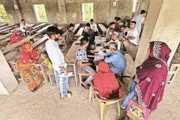 மேற்கு வங்காளத்தின் பதான்காளி கிராம மக்கள்.