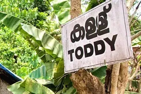 கேரளாவில் சில கள்ளுக்கடைகளுக்கு, தமிழகத்திலிருந்து சாராயம் கொண்டுசெல்வதாகத்  தெரியவந்துள்ளதாகவும் அதனால்தான், கள்ளுக்கடைகளைத் தமிழகத்திலும் திறப்பது குறித்து ஆலோசிக்கப்பட்டு வருவதாகவும் திரு விக்னேஷ் கூறினார்.