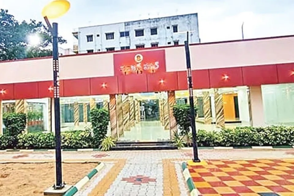 நெல்லூரில் ஏறக்குறைய 2 ஏக்கர் பரப்பளவில் பிரம்மாண்டமான திருமண மண்டபத்தை ரூ.1.40 கோடி செலவில் கட்டி முடித்துள்ளனர்.