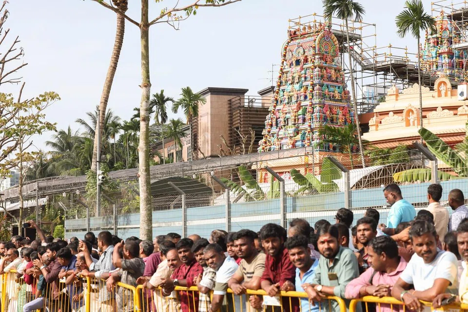 குடமுழுக்கு முடிந்தவுடன் இறைதரிசனத்துக்காக வரிசையில் காத்திருந்த பக்தர்கள். 
