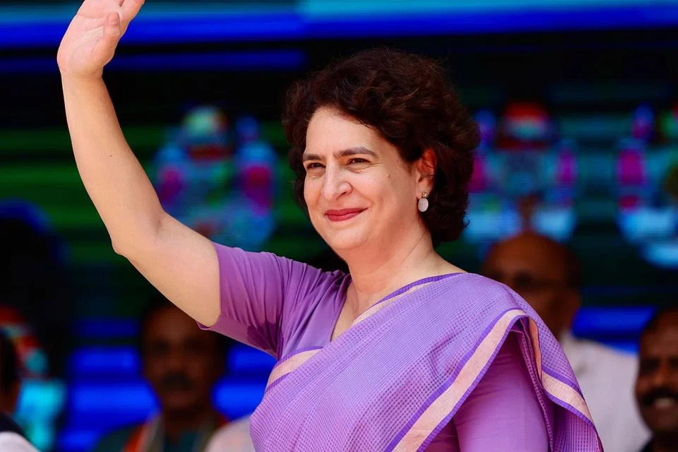 வயநாட்டின் எதிர்காலத்திற்காகக் கைகோப்போம் என்று பிரியங்கா காந்தி தமது சமூக ஊடகப் பதிவில் குறிப்பிட்டுள்ளார்.