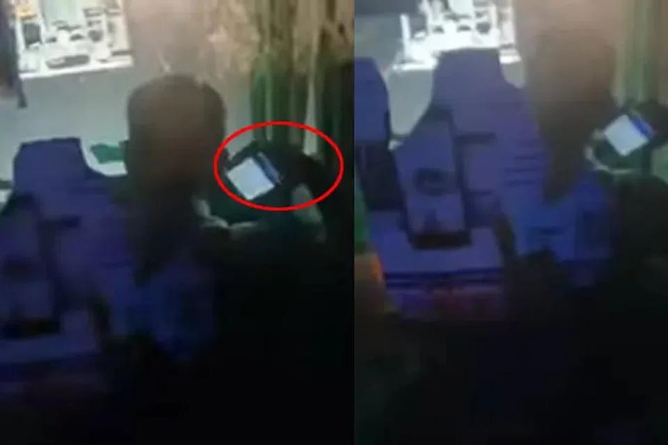 கைப்பேசியில் காணொளி பார்த்தபடி பேருந்தை இயக்கிய ஓட்டுநர்.