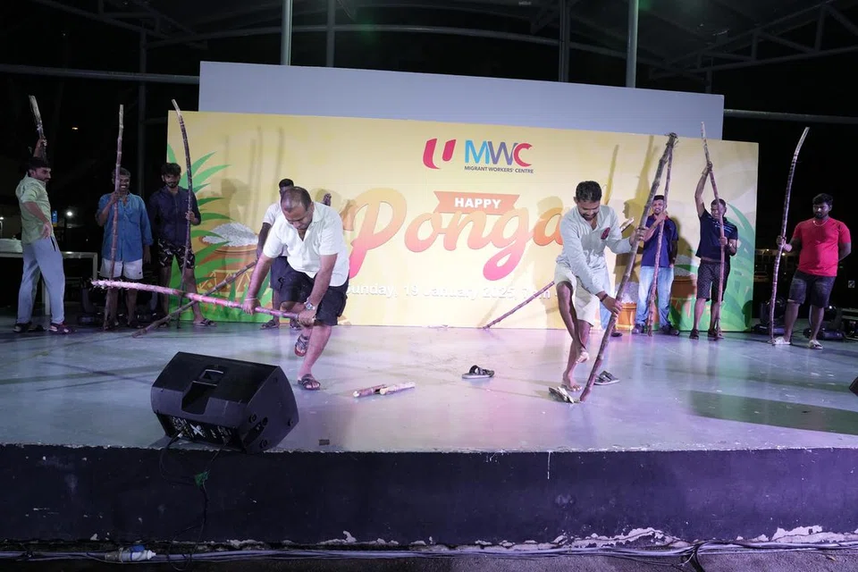 வெளிநாட்டு ஊழியர்கள் கரும்பை உடைக்கும் விளையாட்டில் பங்கேற்று மகிழ்ந்தனர்.