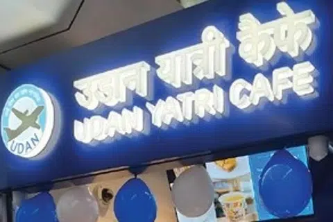 டெல்லி இந்திரா காந்தி அனைத்துலக விமான நிலையத்தில் மலிவு விலையில் உணவு, பானங்களை வழங்கும் ‘உடான் யாத்ரி கேஃபே’ (Udan Yatri Cafe) தொடங்கப்பட்டுள்ளது. 
