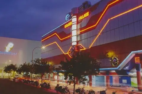 ஆஸ்திரேலியரான ஜியோஃப் மலோன் கட்டடத்தை வடிவமைத்தார்.