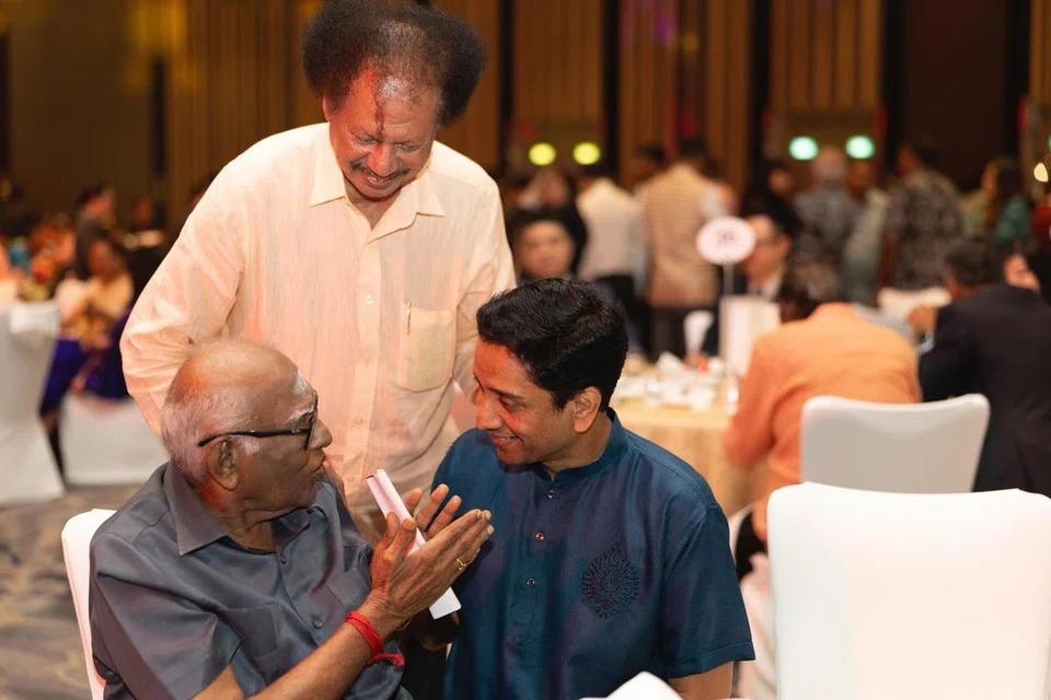 தமிழறிஞர் சுப. திண்ணப்பனுடன் உரையாடும் கலாசார, சமூக, இளையர்துறை மற்றும் மனிதவள துணை அமைச்சர் தினேஷ் வாசு தாஸ்.  உடன் சிங்கப்பூர் கடையநல்லூர் முஸ்லிம் லீக்கின் மு.அ.மசூது.