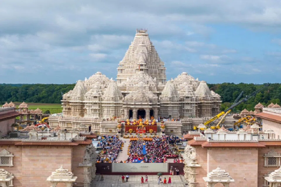 நியூ ஜெர்சியின் ராபின்ஸ்வில்லே நகரில் அமைந்துள்ள சுவாமிநாராயண் அக்‌ஷர்தம் கோயில், இந்தியாவுக்கு வெளியே  நவீன காலத்தில் கட்டப்பட்டுள்ள ஆகப் பெரிய கோயிலாகும்.