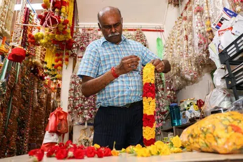 13 வயதிலிருந்து பூத்தொடுத்து வருகிறார் திரு ஆர்.ஜெயசெல்வம்.