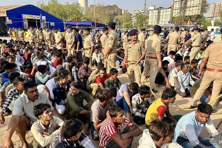 மேற்கு வங்கத்தில் சட்டவிரோதக் குடியேறிகளை அடைத்துவைக்க தற்காலிக மையங்கள்