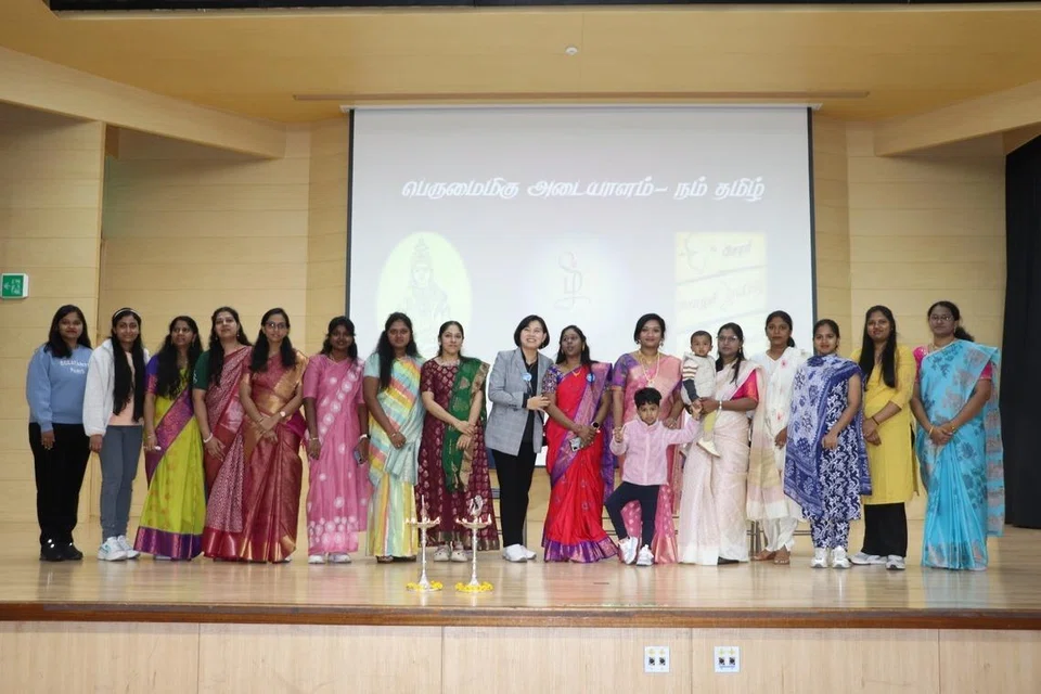 மகளிர், குத்துவிளக்கேற்றி நிகழ்ச்சியைத் தொடங்கிவைத்தனர்.