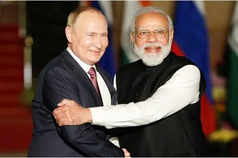 கடந்த 2024ஆம் ஆண்டு மாஸ்கோ சென்றிருந்த பிரதமர் மோடி, அங்கு ரஷ்ய அதிபரைக் கட்டியணைத்து, ‘என் நண்பர்’ என்றார்.