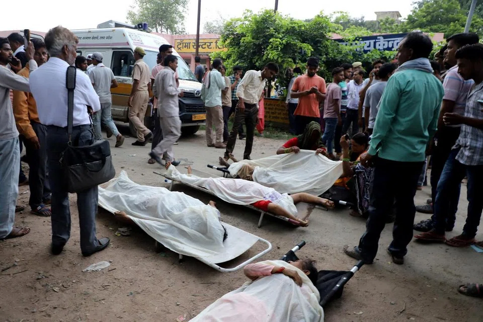 கூட்ட நெரிசலில் மாண்டோர் எண்ணிக்கை அதிகரிக்கும் என அஞ்சப்படுகிறது.