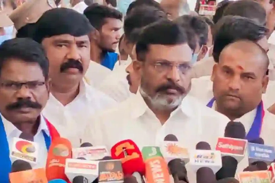 மே 1ஆம் தேதி மதுரை விமான நிலையத்தில் செய்தியாளர்களைச் சந்தித்துப் பேசிய விடுதலை சிறுத்தைகள் கட்சித் தலைவர் தொல்.திருமாவளவன்.