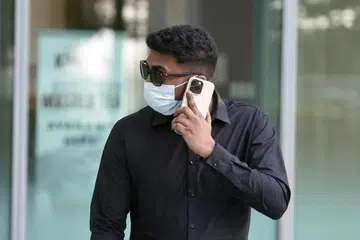 கலவரக் கும்பலில் கவினுடன் 10 ஆடவர்கள் இருந்ததாக நீதிமன்ற ஆவணங்கள் தெரிவிக்கின்றன.