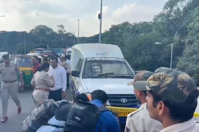 ஏடிஎம் இயந்திரத்தில் நிரப்ப கொண்டு செல்லப்பட்ட ரூ.7 கோடி ரொக்கம் கொள்ளை