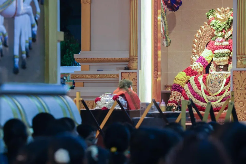 மார்சிலிங் ஸ்ரீ சிவ-கிருஷ்ணா ஆலயத்தில், அலங்கரிக்கப்பட்ட சிவலிங்கத்தை வழிபடும் பக்தர்கள்.