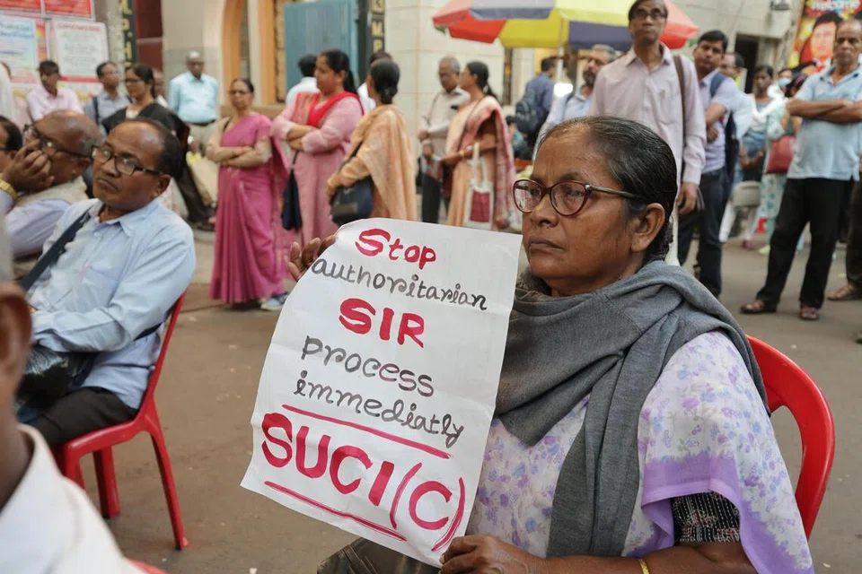 வாக்காளர் பட்டியல் சிறப்புத் தீவிரத் திருத்த நடவடிக்கையை நிறுத்தக் கோரி கடந்த நவம்பர் 27ஆம் தேதி கோல்கத்தாவில் இந்தியப் பொதுவுடைமை ஒற்றுமை மைய அமைப்பினர் போராட்டத்தில் ஈடுபட்டனர்.