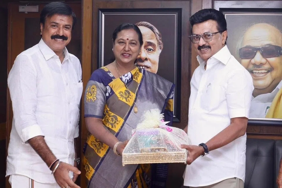 தமிழக முதல்வர் ஸ்டாலினுடன் பிரேமலதா விஜயகாந்த், தேமுதிக பொருளாளர் எல்.கே.சுதீஷ்.